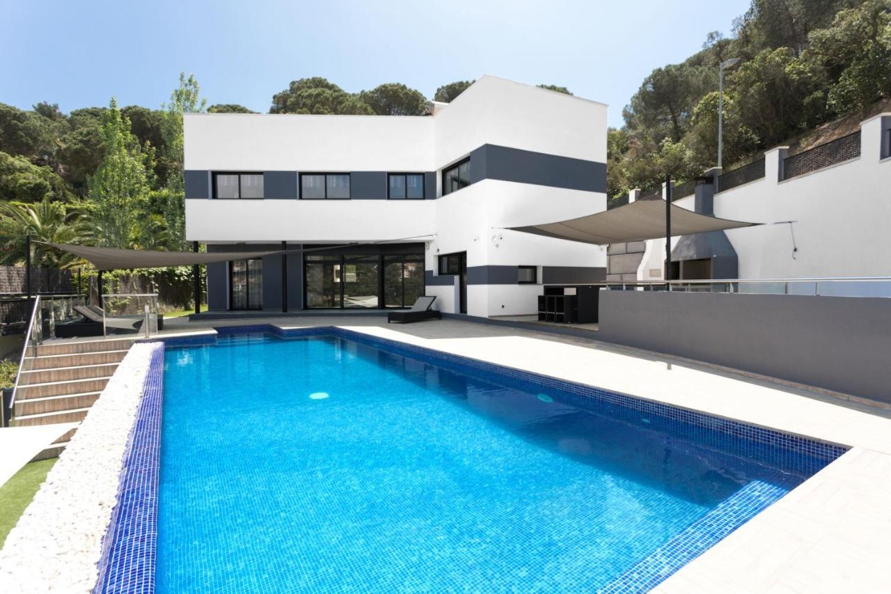 Villa Lloret: Beachside Retreat With Private Pool And Garden *