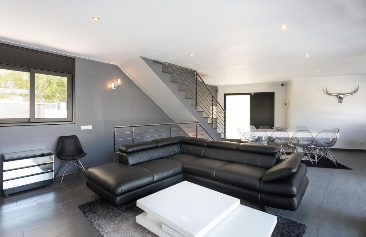 Lloret: Beachside Retreat With Private Pool And Garden