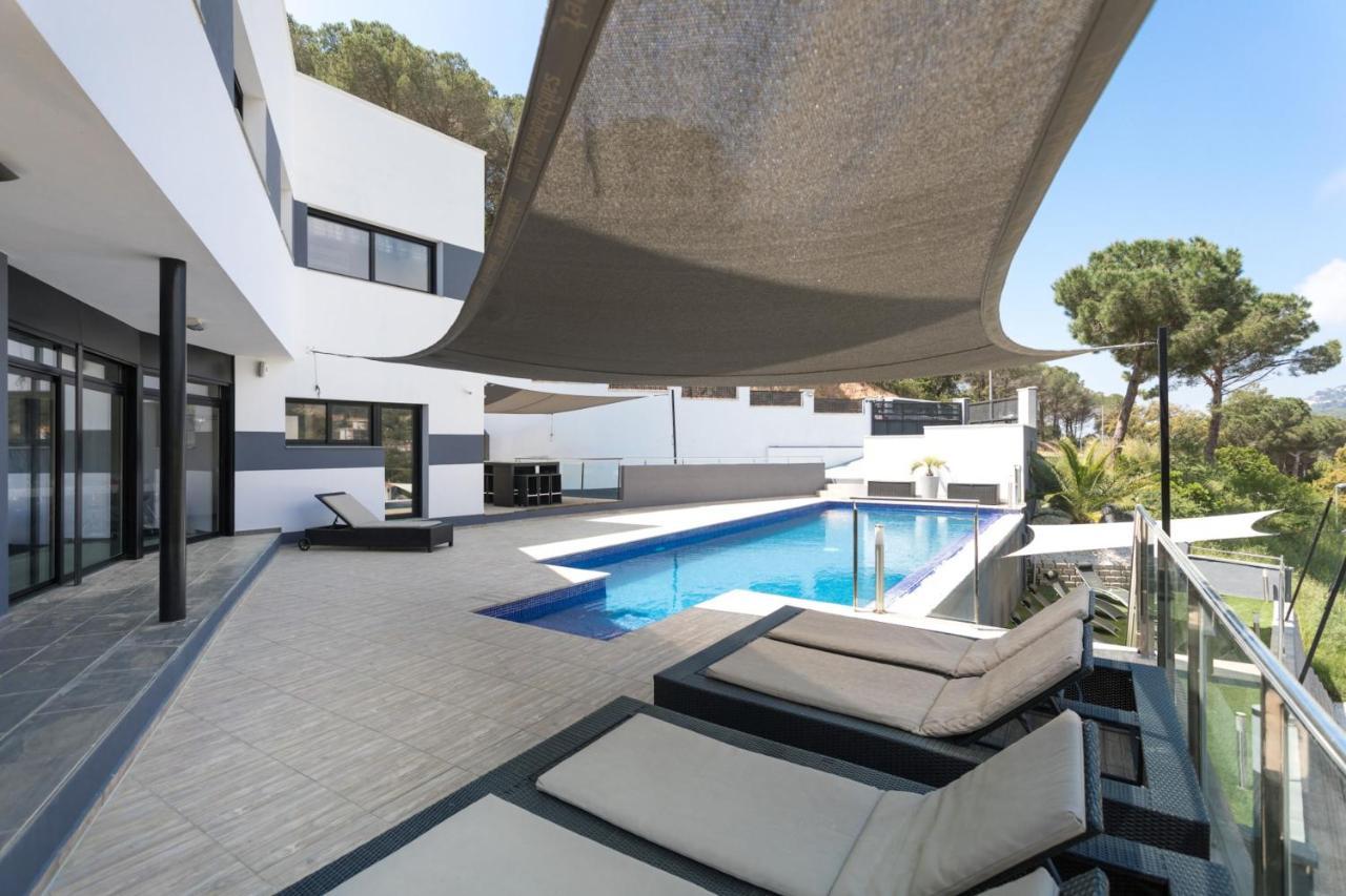Lloret: Beachside Retreat With Private Pool And Garden
